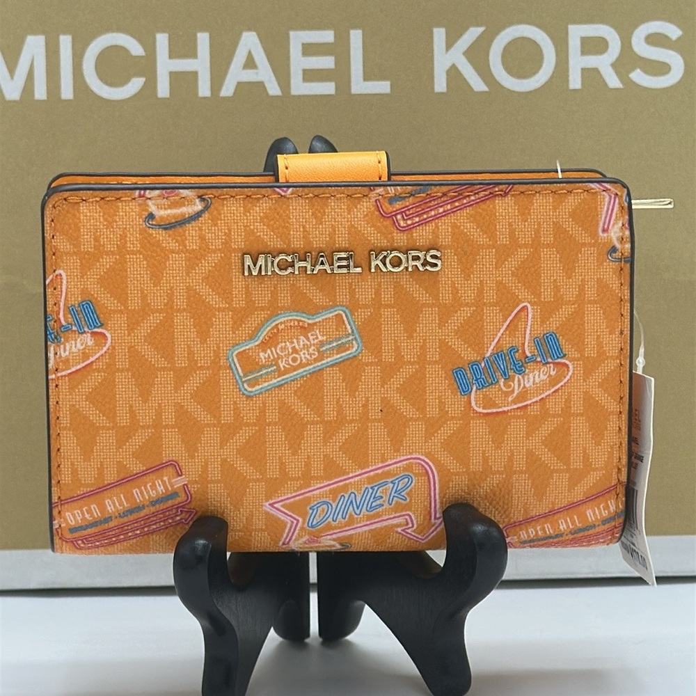 Michael Kors Jet Set Travel Medium Printed Signature Logo Bi-Fold
Pop Orange - Picture 2 of 14